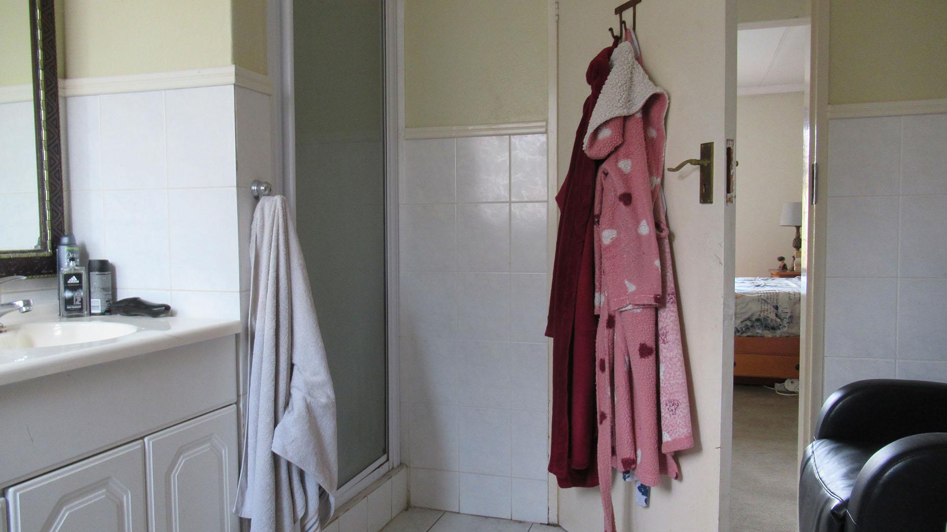 Main Bathroom of property in Barbeque Downs