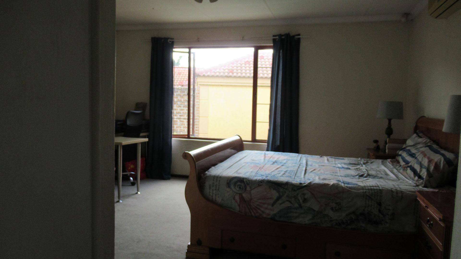 Main Bedroom - 31 square meters of property in Barbeque Downs