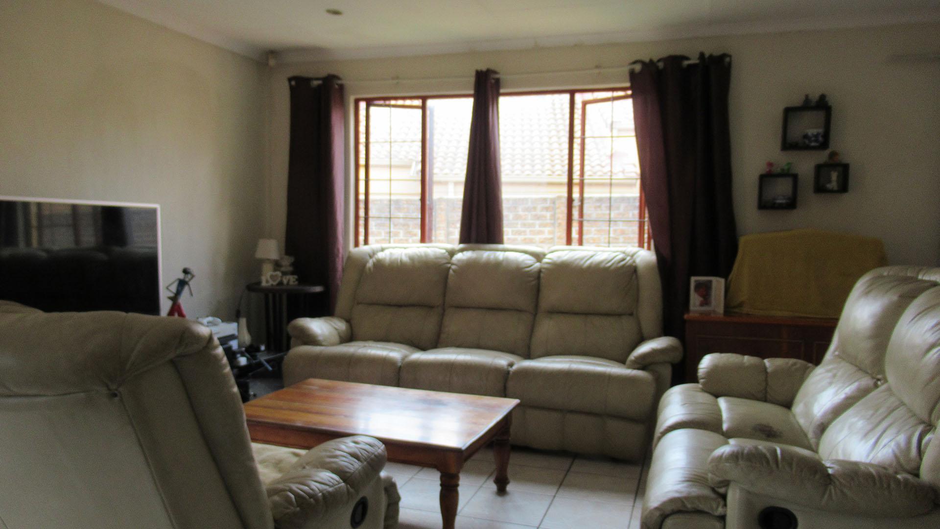 Lounges - 35 square meters of property in Barbeque Downs