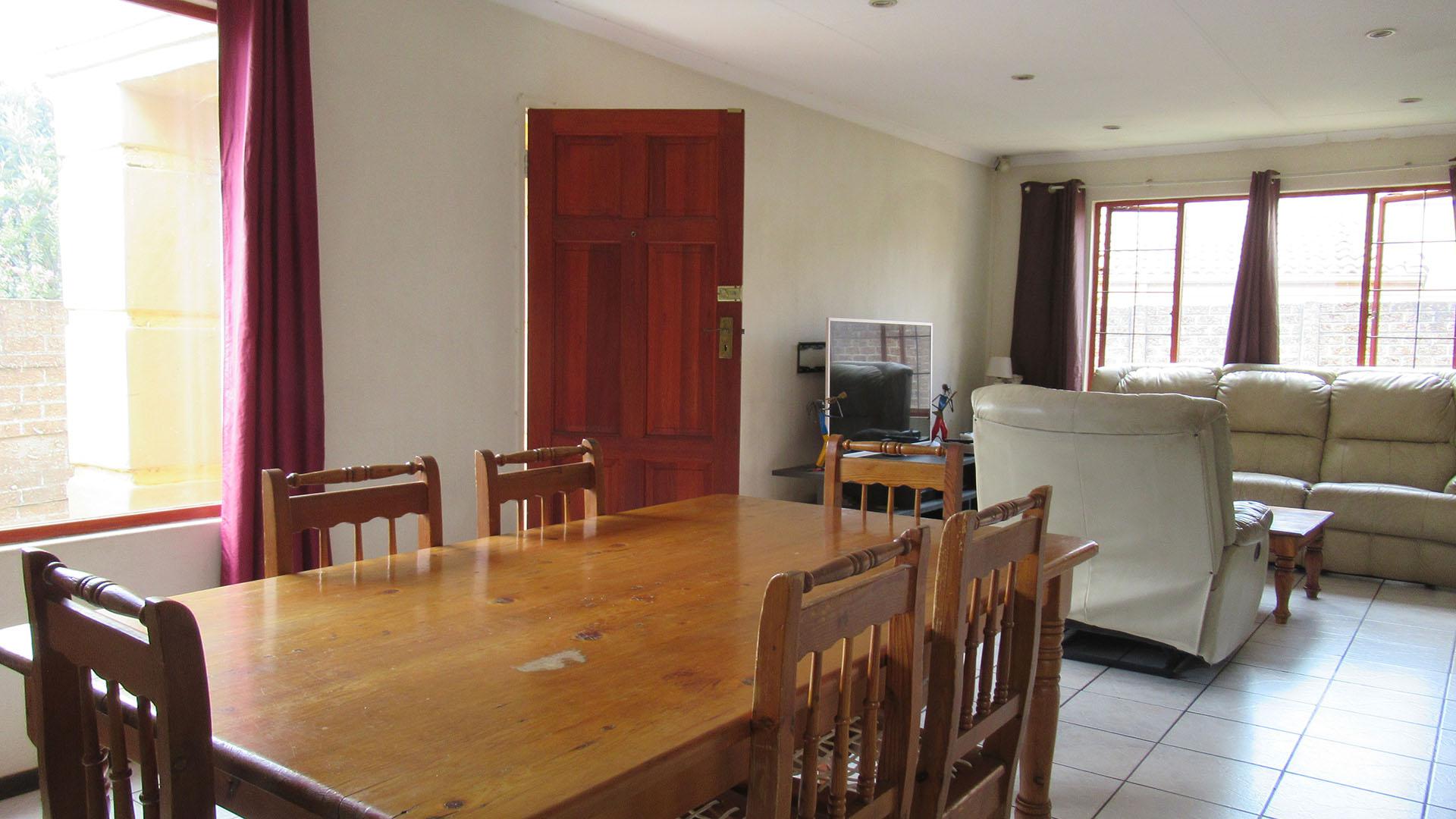 Dining Room - 13 square meters of property in Barbeque Downs