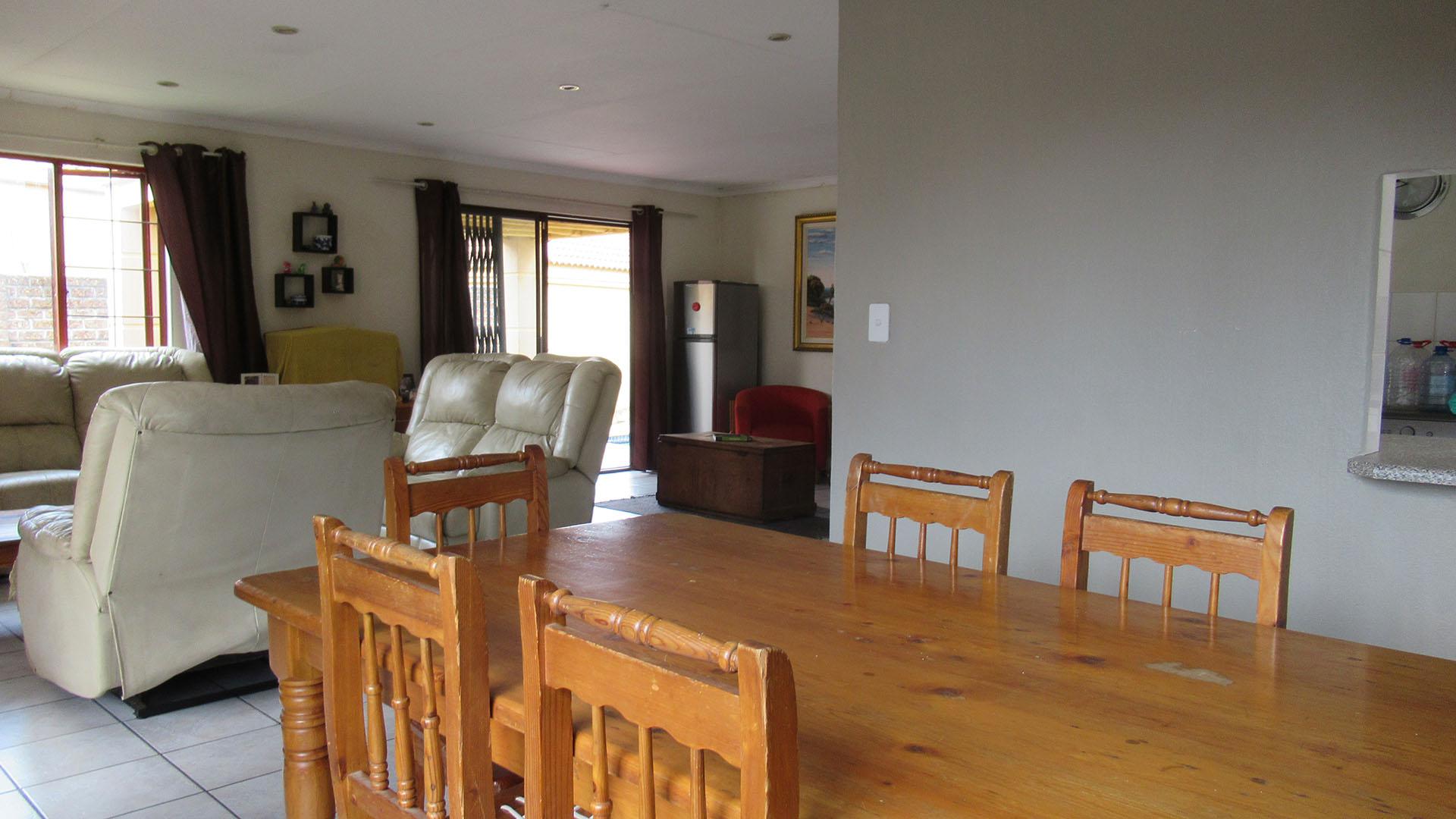 Dining Room - 13 square meters of property in Barbeque Downs