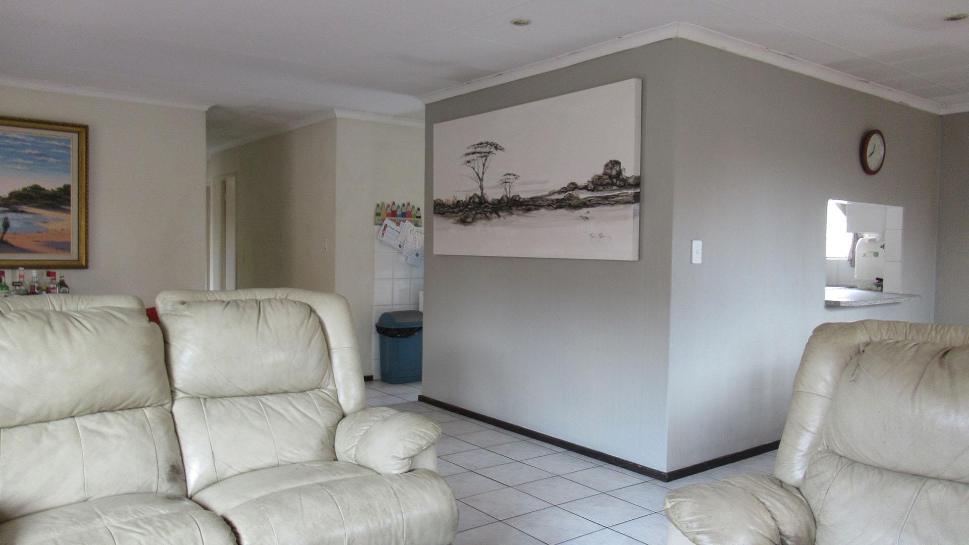 Lounges - 35 square meters of property in Barbeque Downs