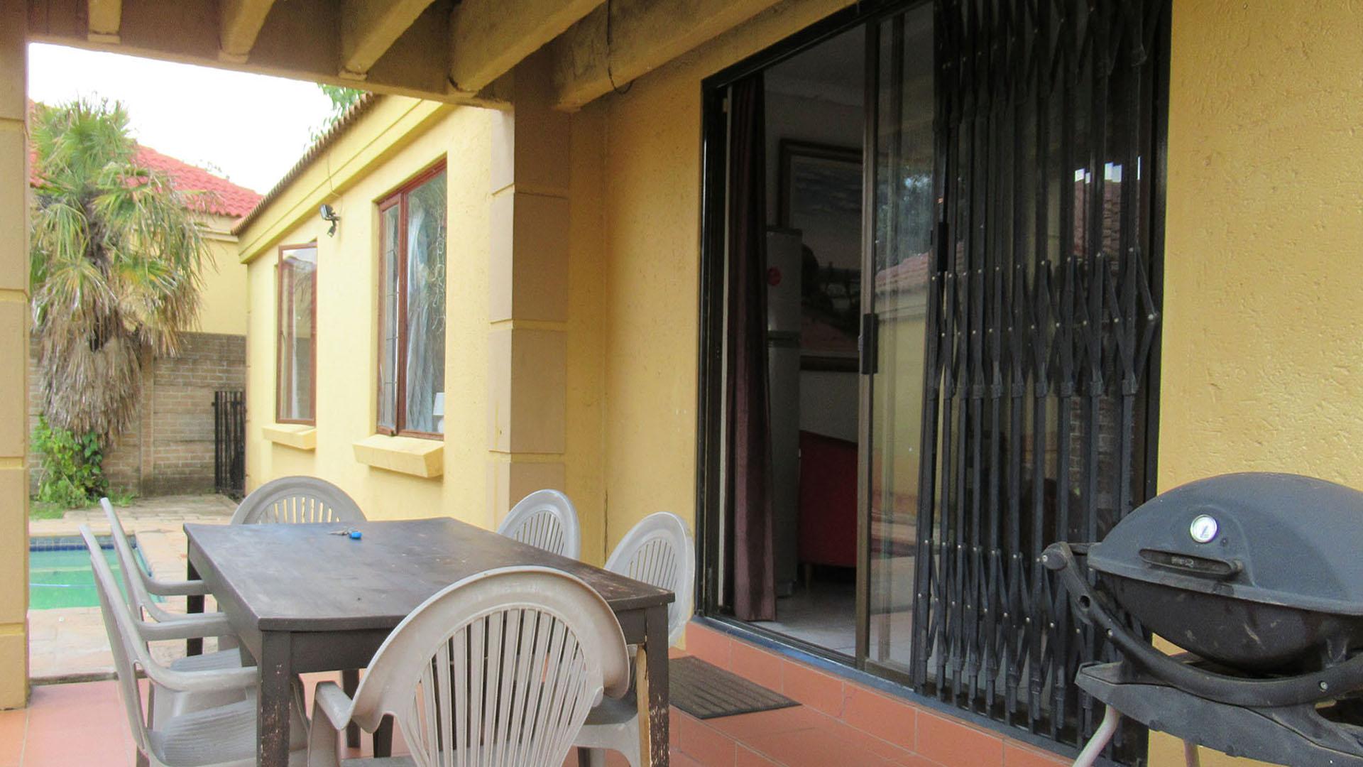 Patio - 12 square meters of property in Barbeque Downs