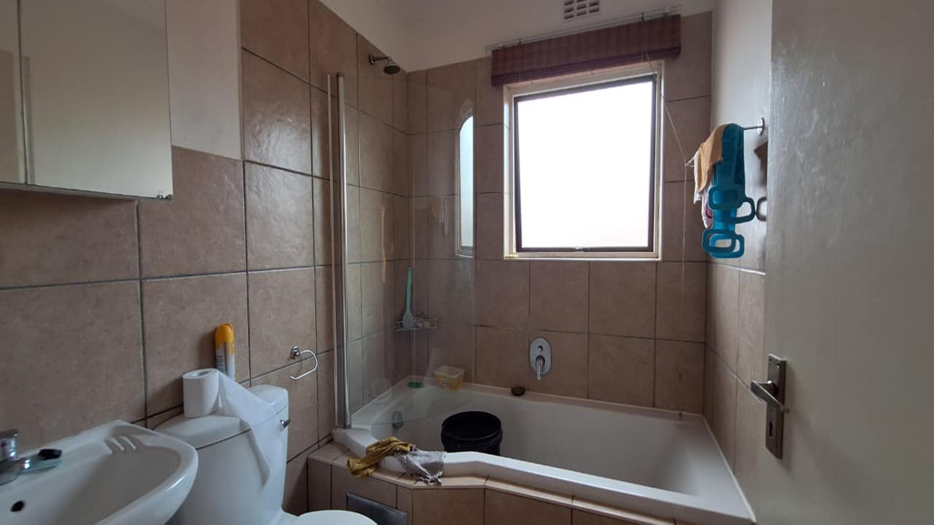 Bathroom 1 - 5 square meters of property in Castleview