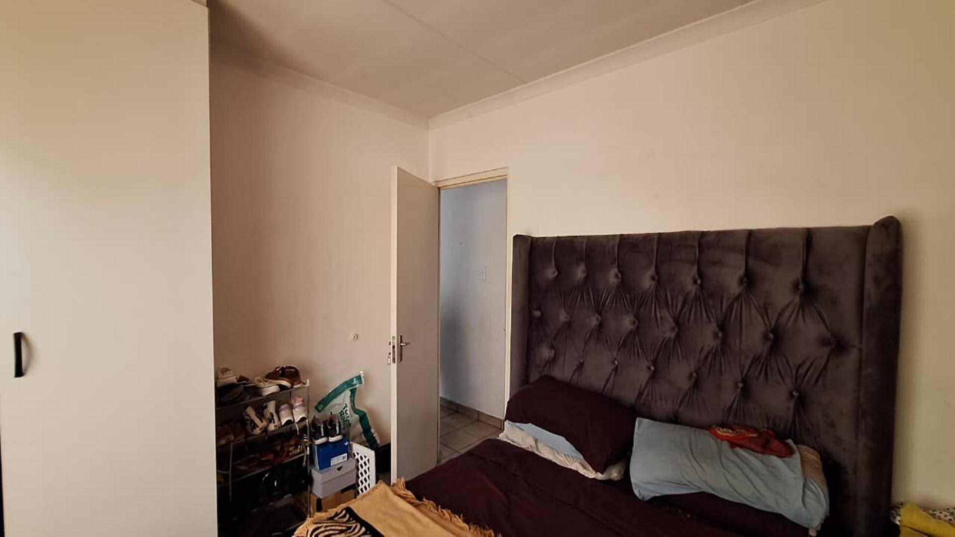 Bed Room 1 - 12 square meters of property in Castleview