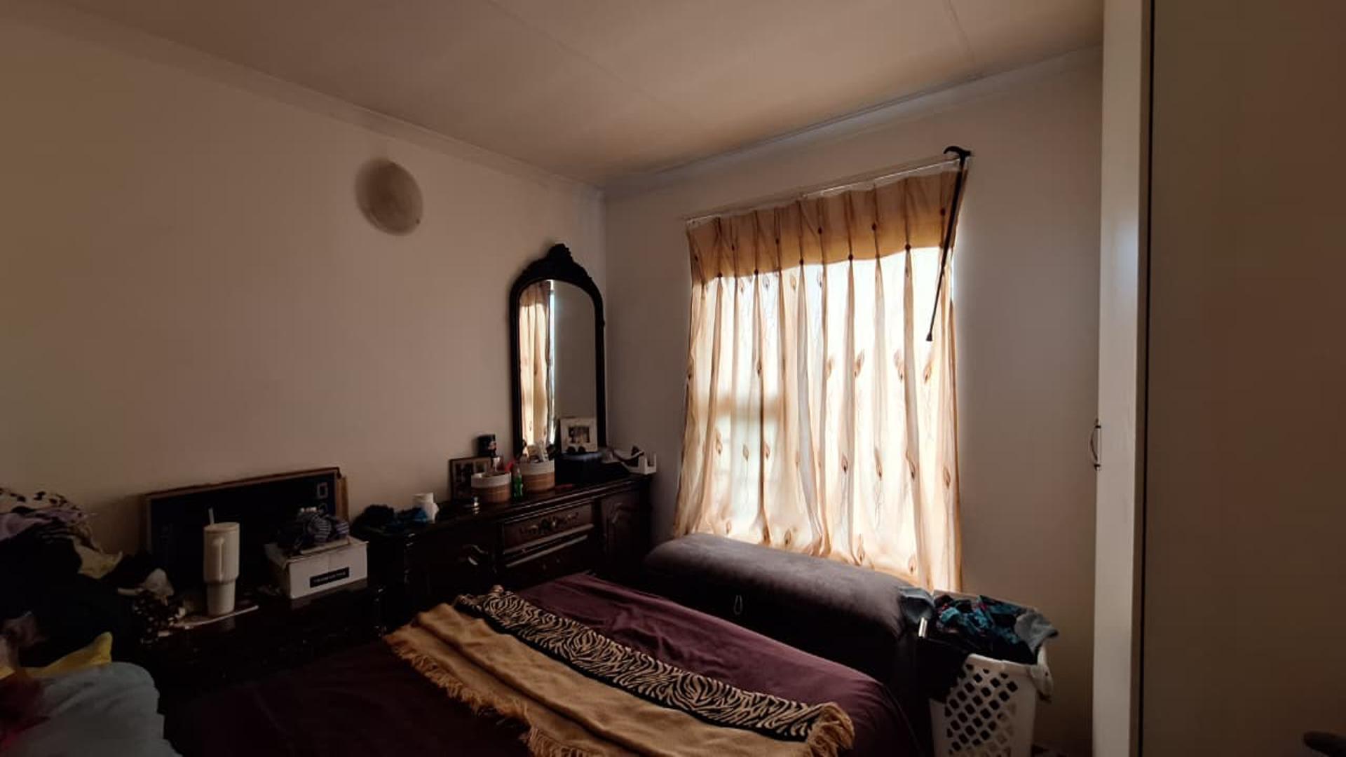 Bed Room 1 - 12 square meters of property in Castleview
