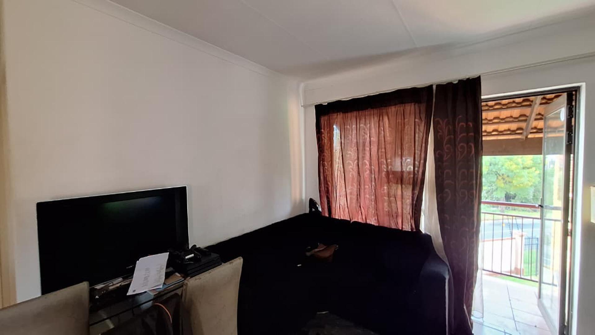 Lounges - 16 square meters of property in Castleview