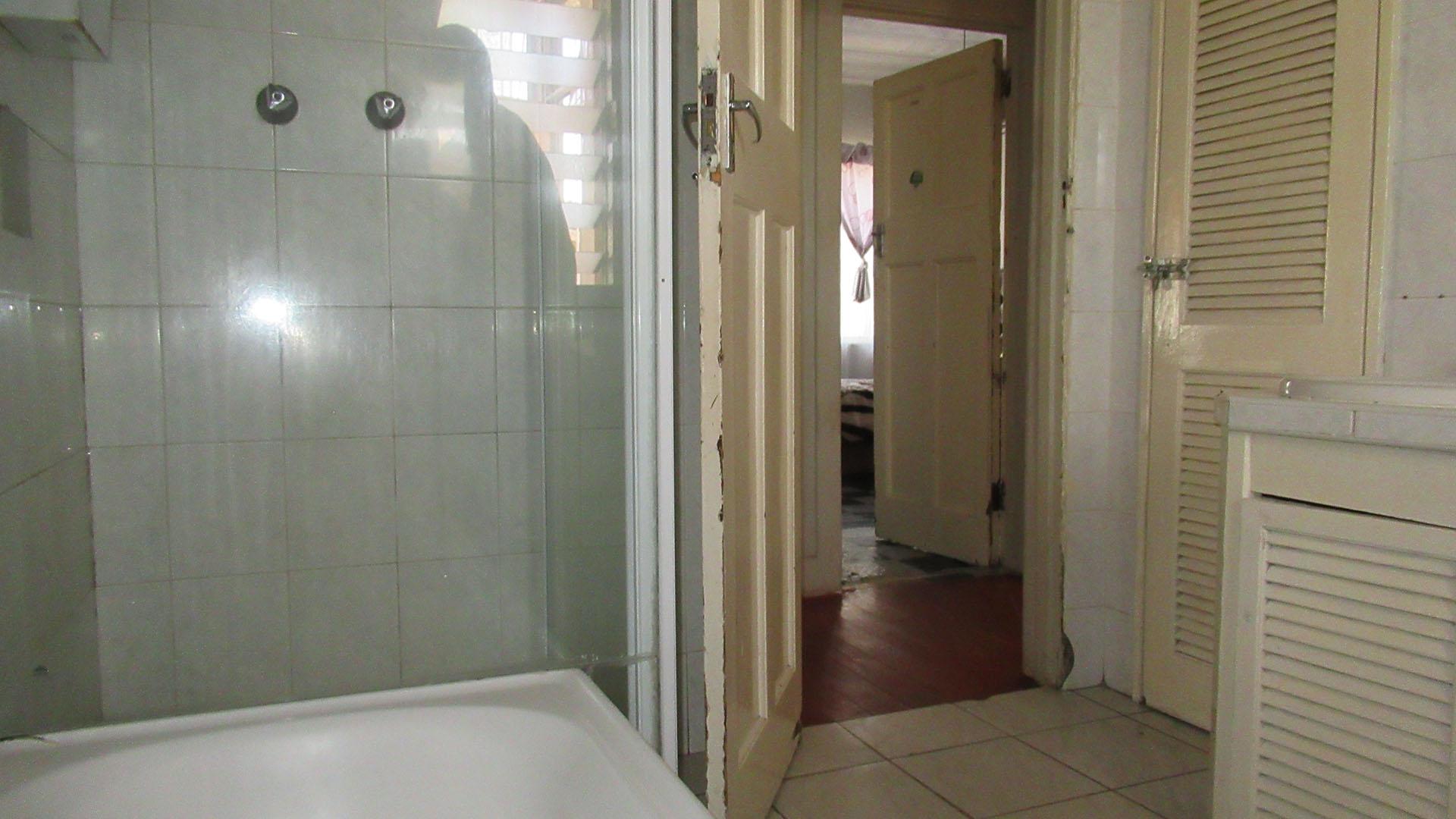 Bathroom 1 - 7 square meters of property in Kenilworth - JHB
