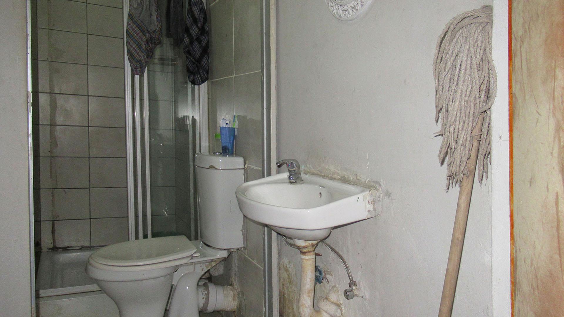 Main Bathroom - 5 square meters of property in Kenilworth - JHB