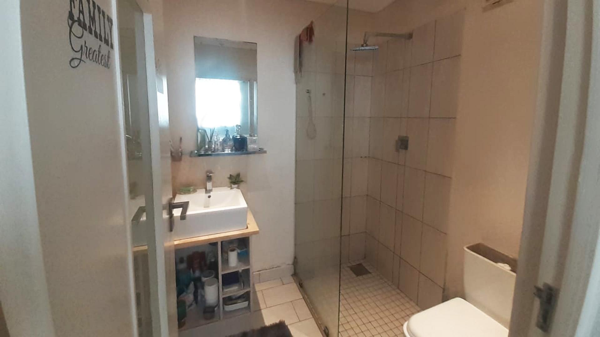 Bathroom 1 of property in Port Elizabeth Central