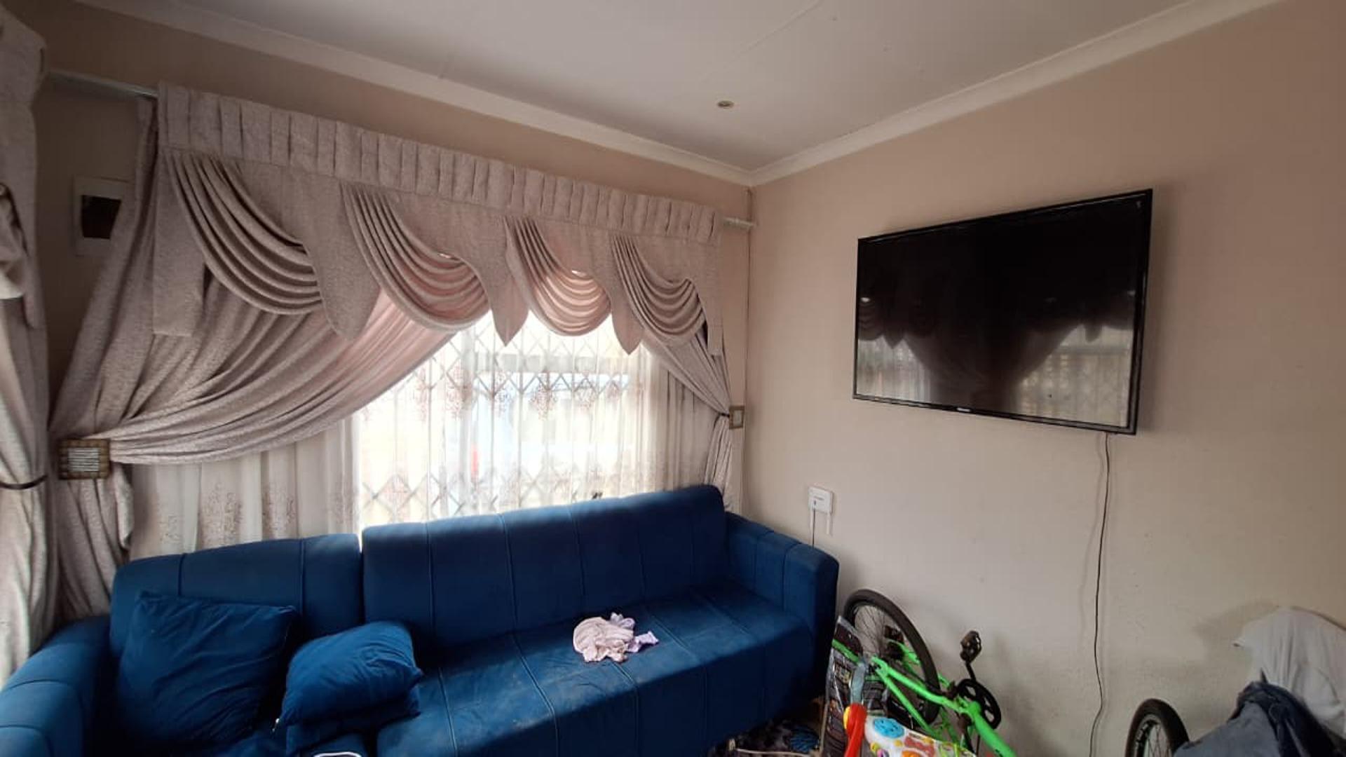 Lounges - 11 square meters of property in Evaton West