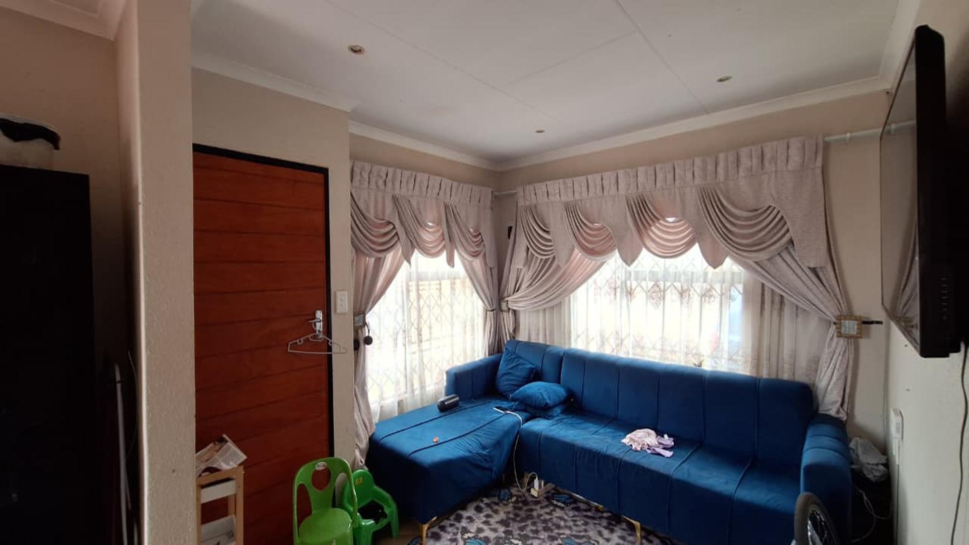 Lounges - 11 square meters of property in Evaton West