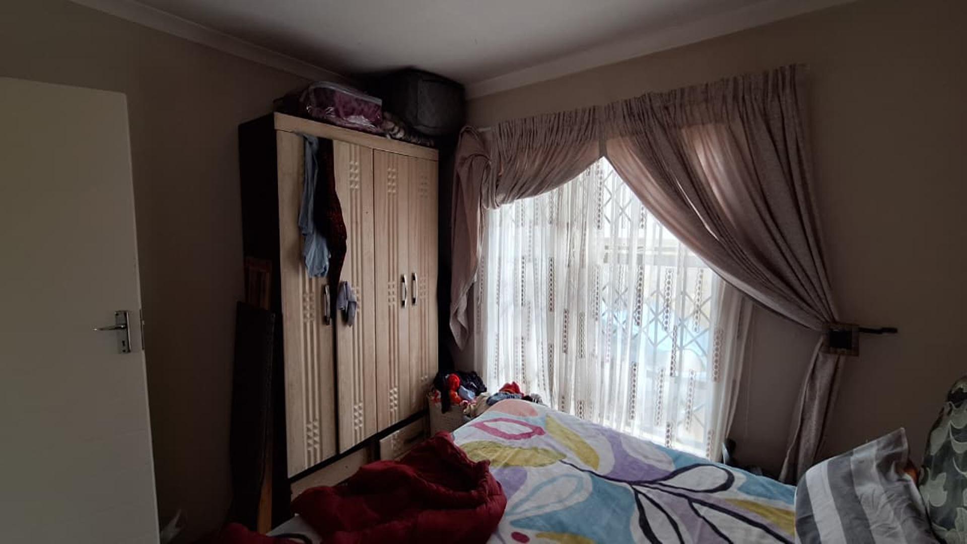 Bed Room 1 - 11 square meters of property in Evaton West