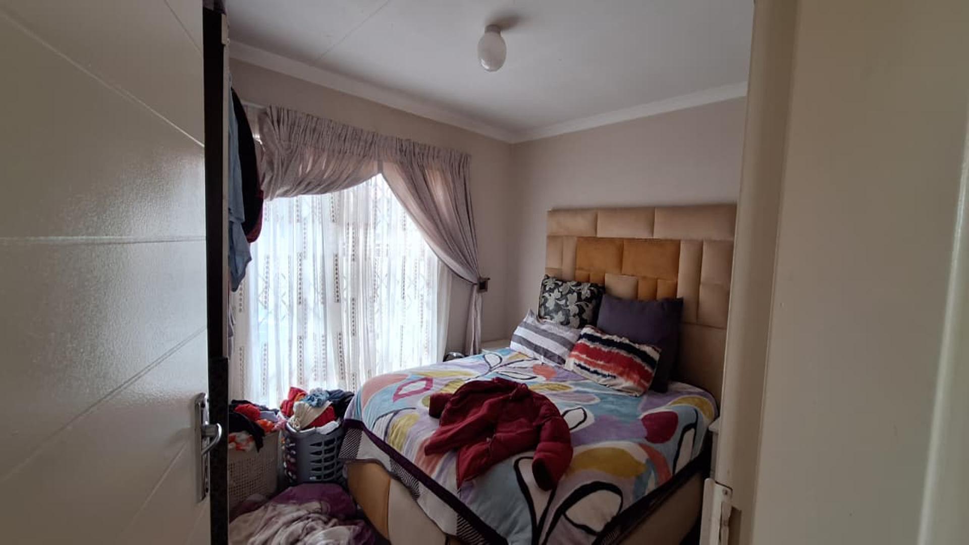 Bed Room 1 - 11 square meters of property in Evaton West