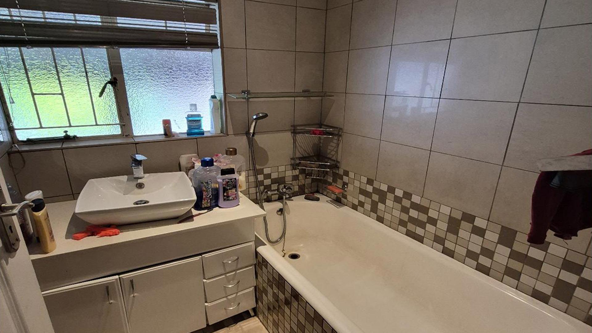 Bathroom 1 of property in Piet Retief