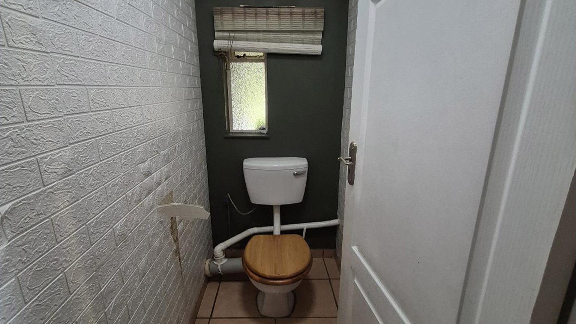 Bathroom 1 of property in Piet Retief