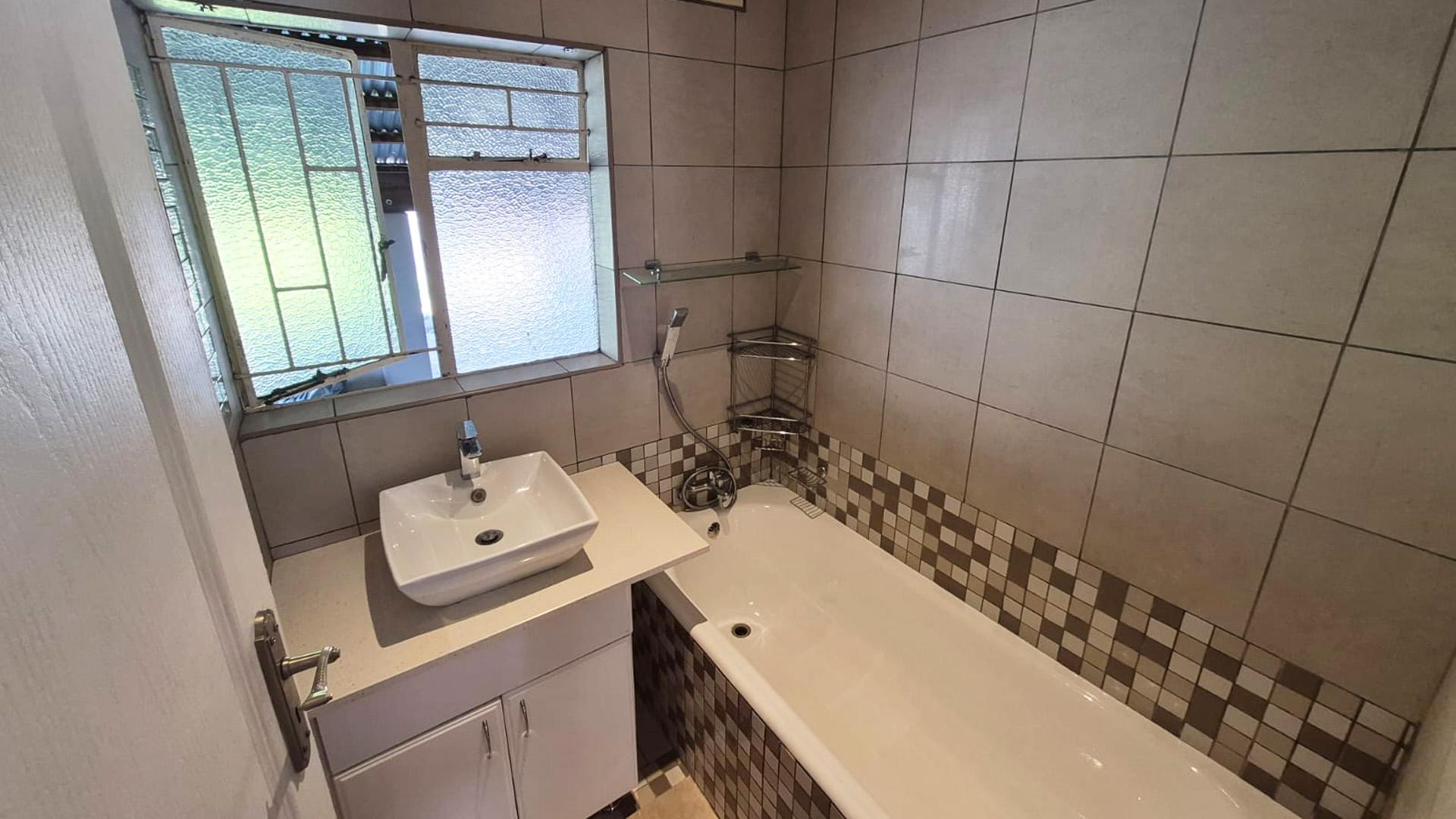 Bathroom 1 of property in Piet Retief