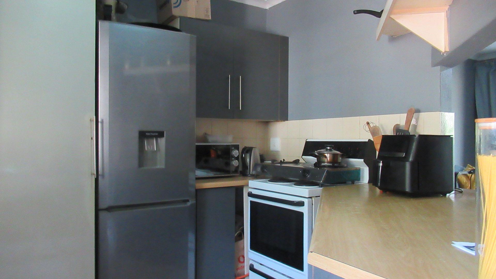 Kitchen - 7 square meters of property in Sonneglans