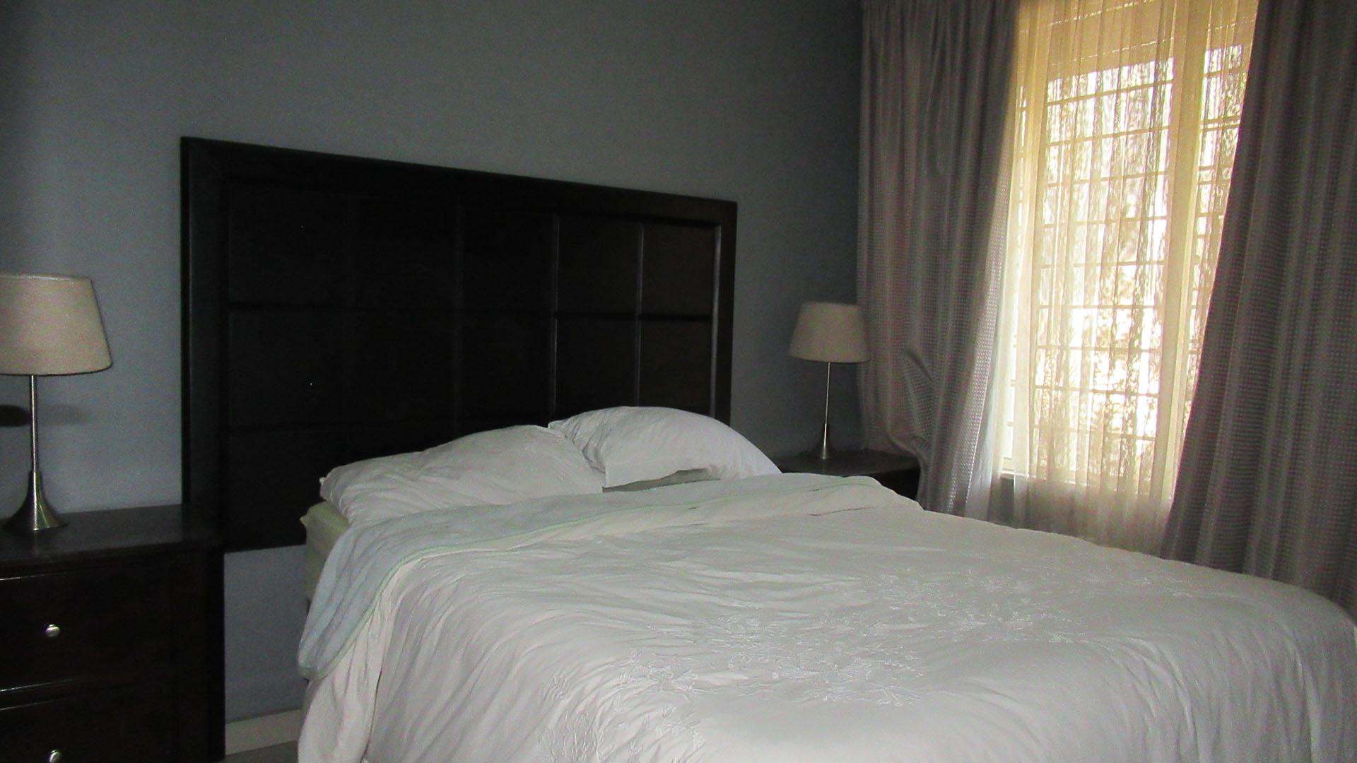 Bed Room 1 - 9 square meters of property in Sonneglans