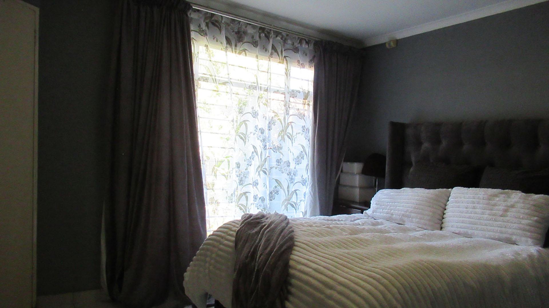 Main Bedroom - 13 square meters of property in Sonneglans