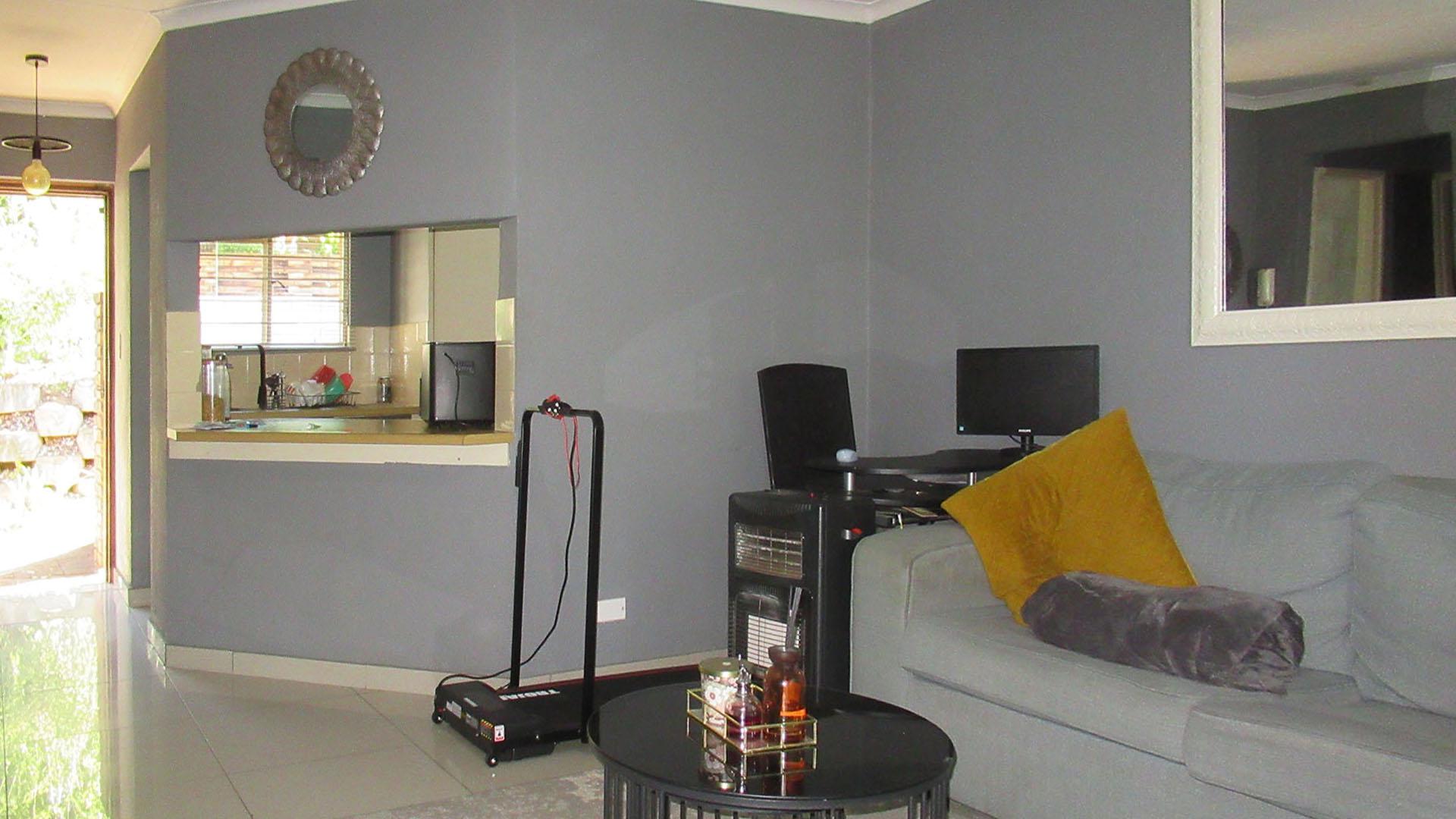 Lounges - 20 square meters of property in Sonneglans