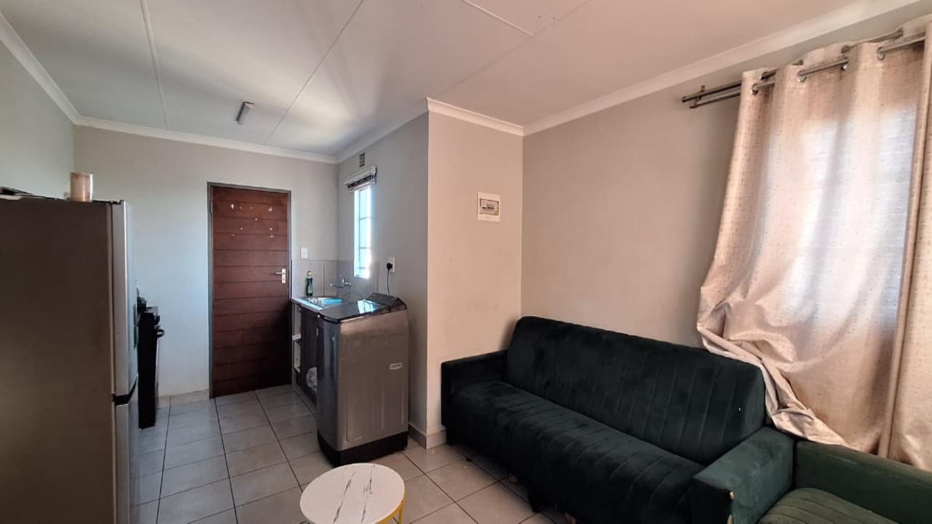Lounges - 13 square meters of property in Sky City