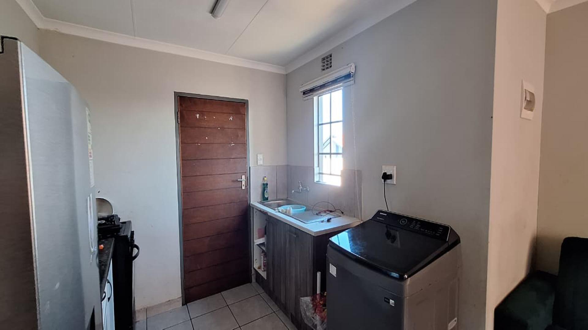 Kitchen - 7 square meters of property in Sky City