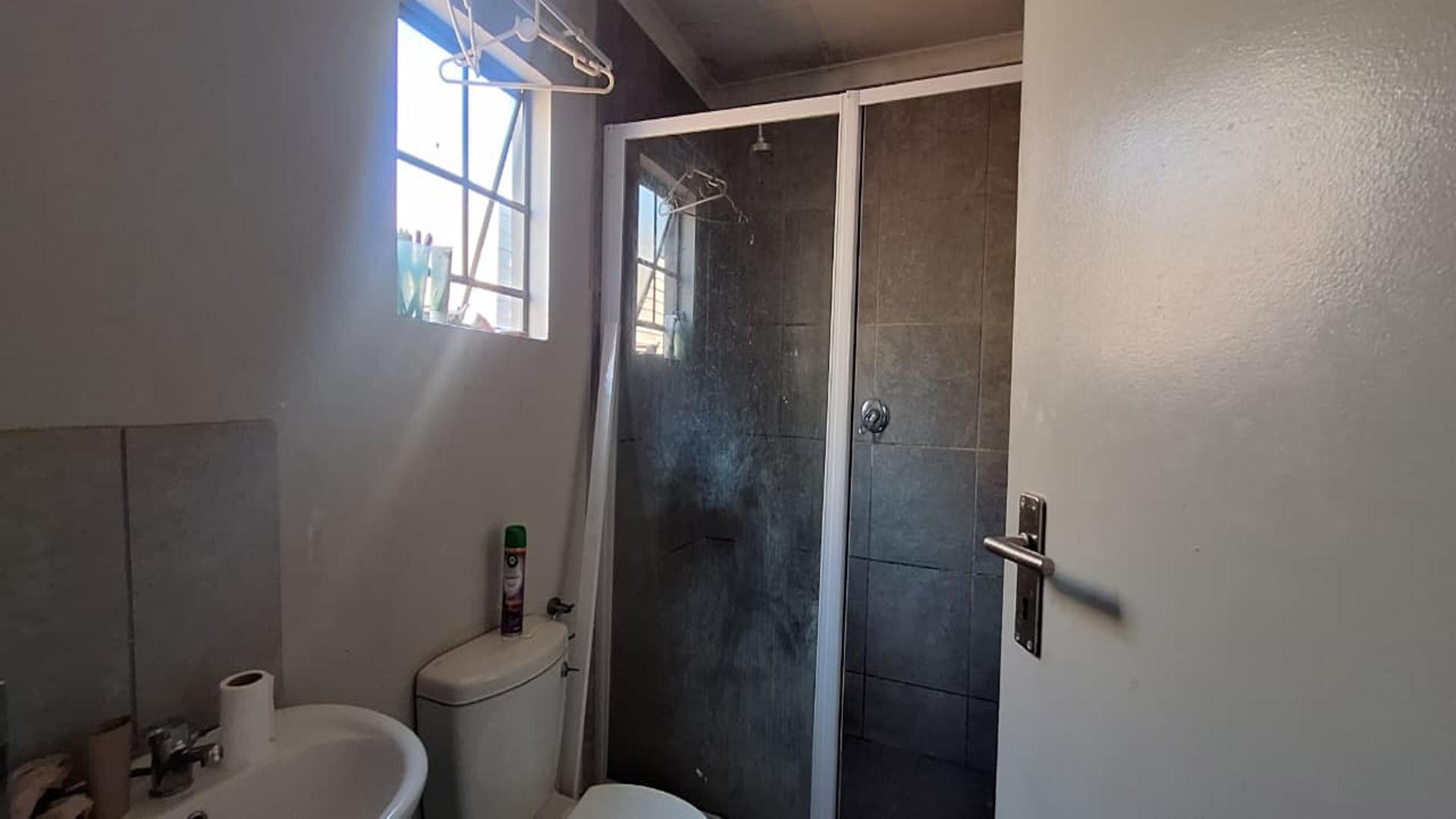 Main Bathroom - 4 square meters of property in Sky City