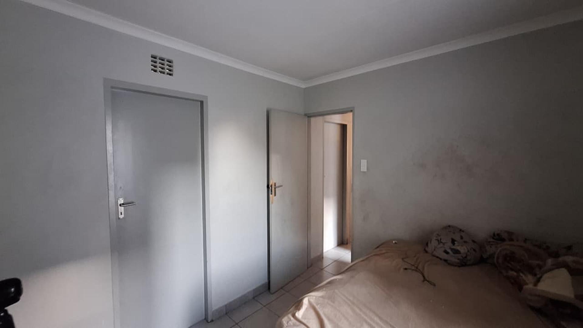 Main Bedroom - 11 square meters of property in Sky City