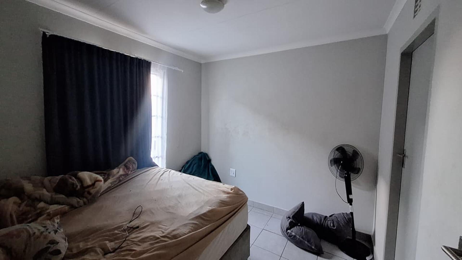 Main Bedroom - 11 square meters of property in Sky City