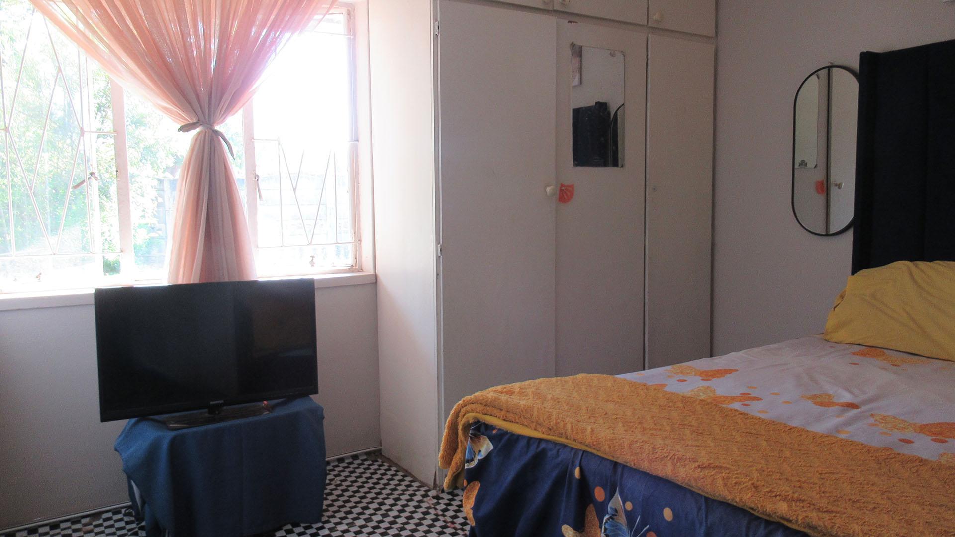 Bed Room 1 - 11 square meters of property in Sasolburg