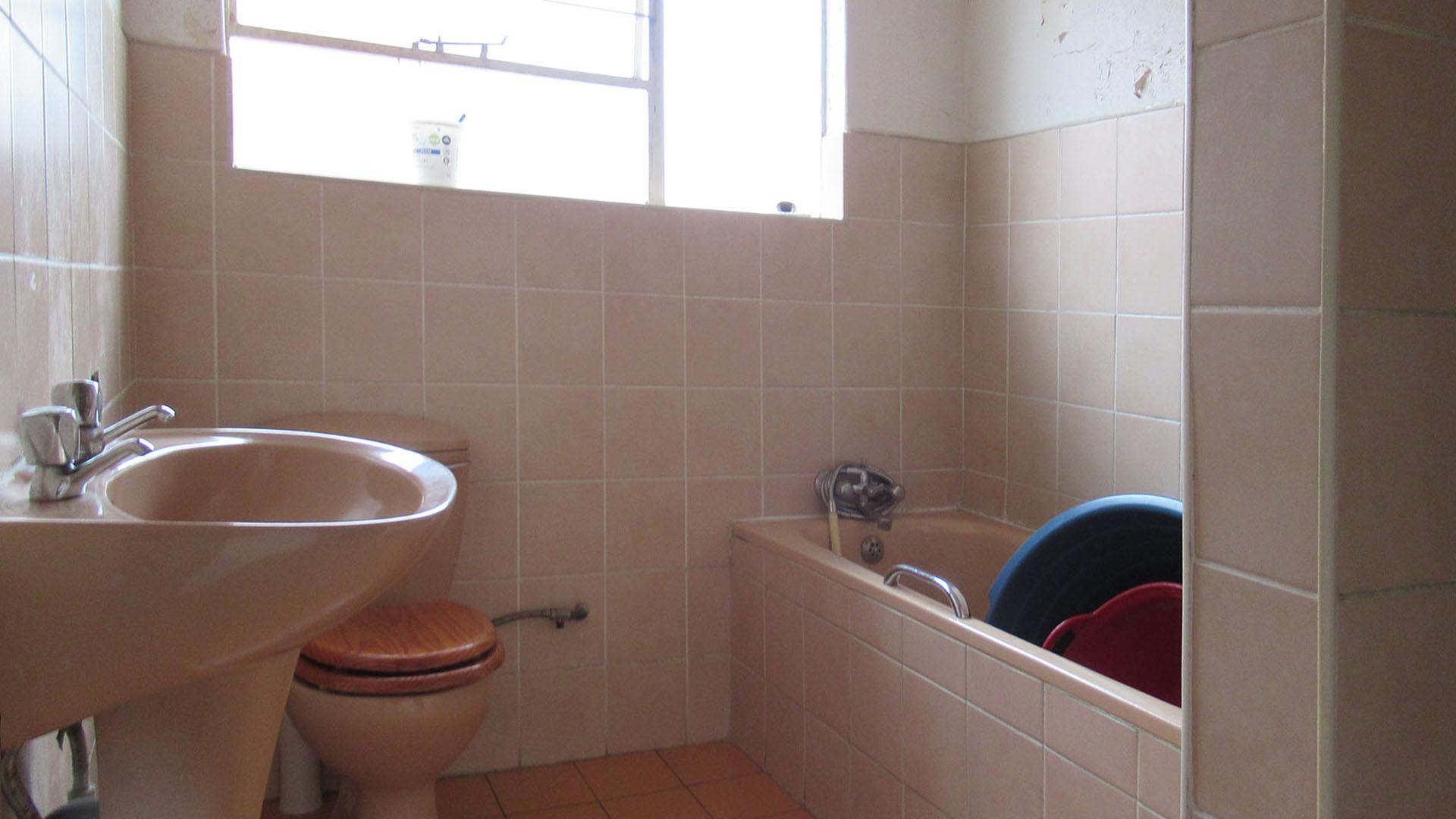 Bathroom 1 - 5 square meters of property in Roseacre