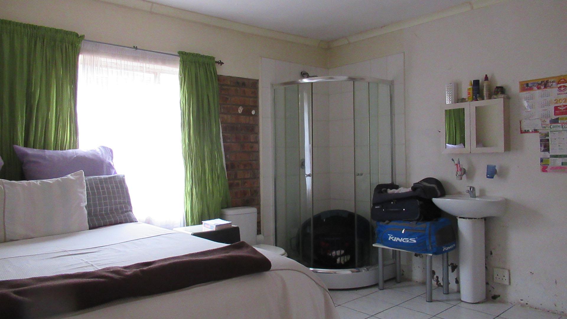 Main Bedroom - 17 square meters of property in Roseacre