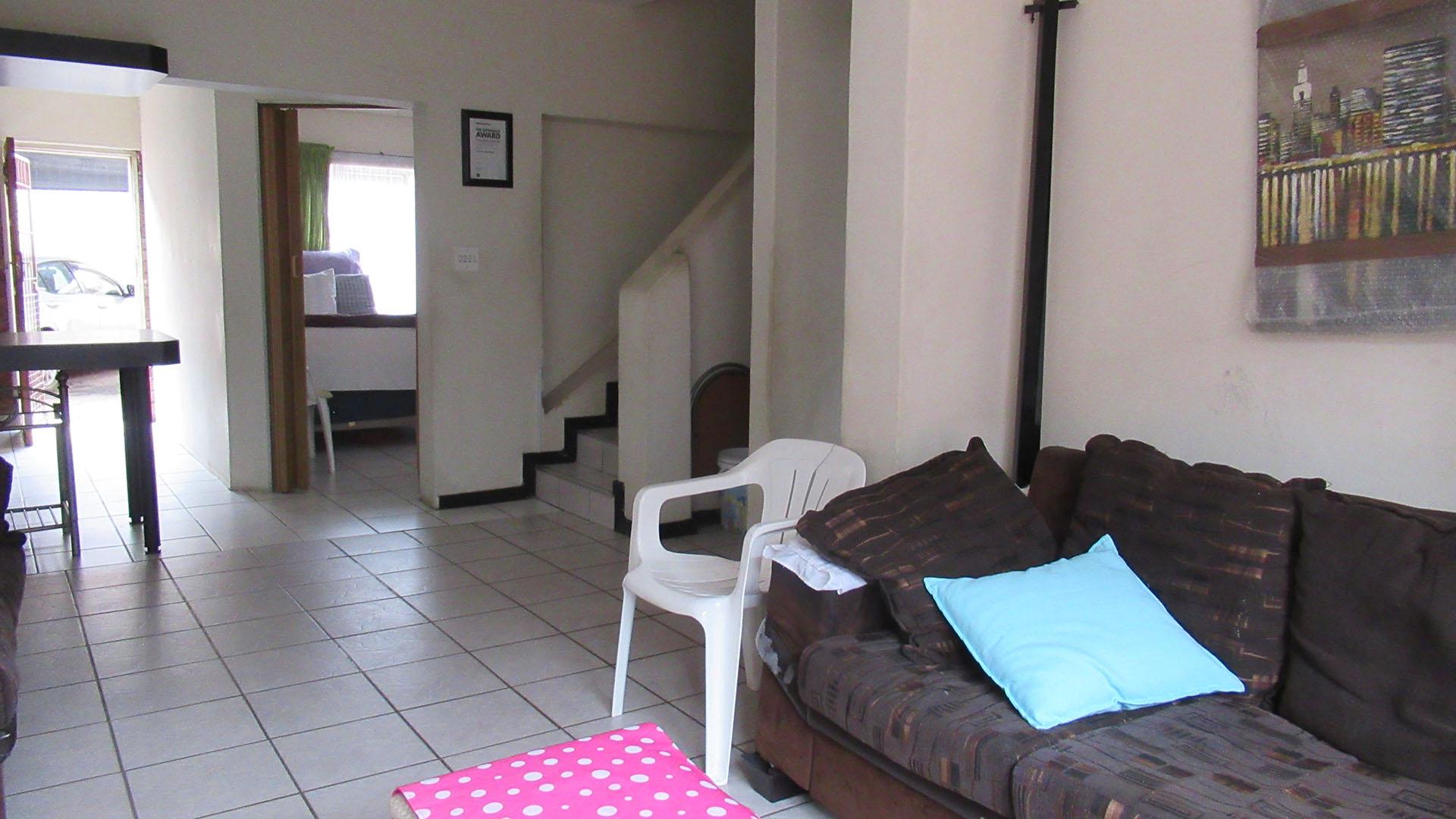 Lounges - 11 square meters of property in Roseacre