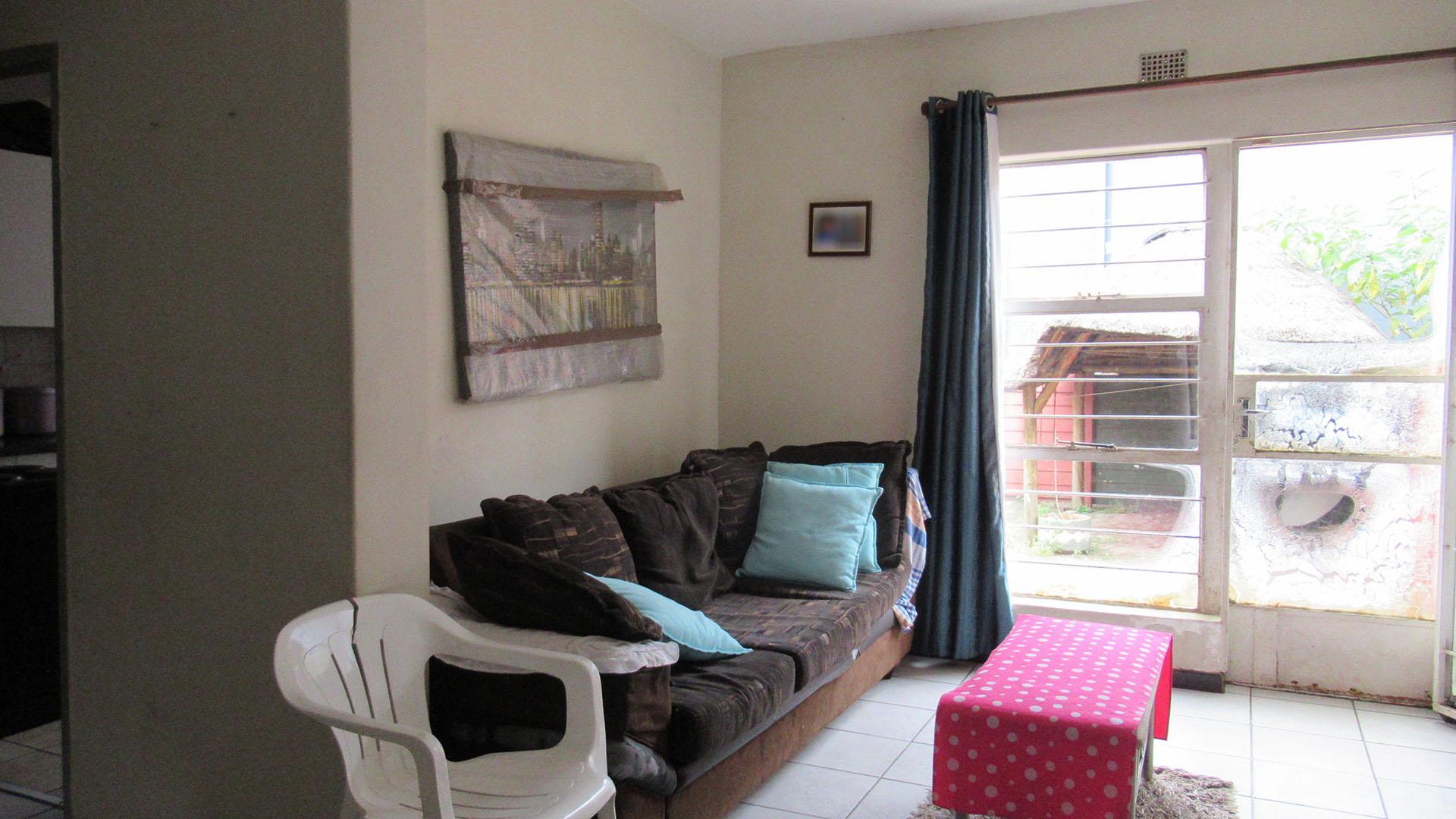 Lounges - 11 square meters of property in Roseacre