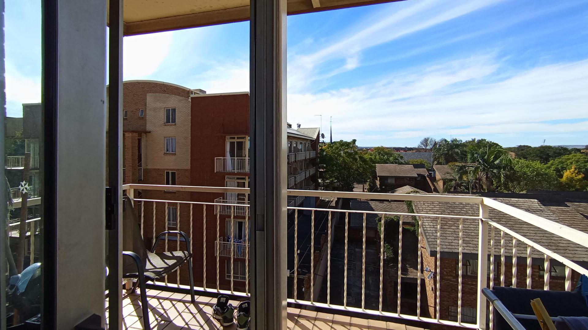 Balcony - 5 square meters of property in Hillcrest