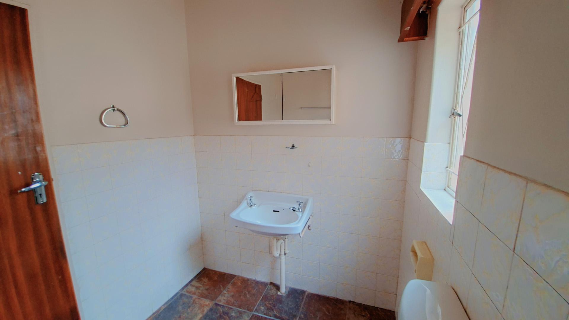 Main Bathroom of property in Bethlehem