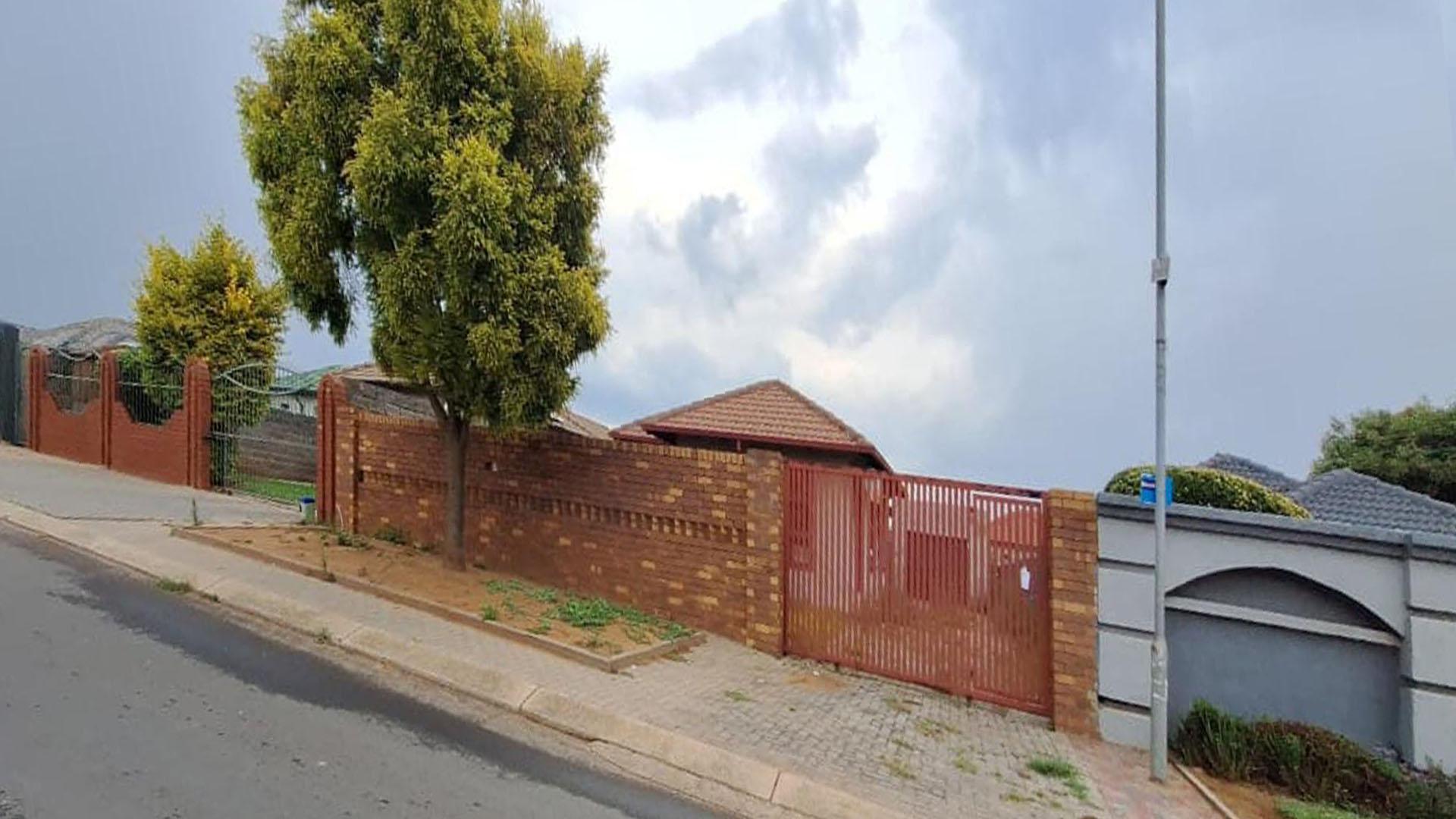 Front View of property in Birch Acres