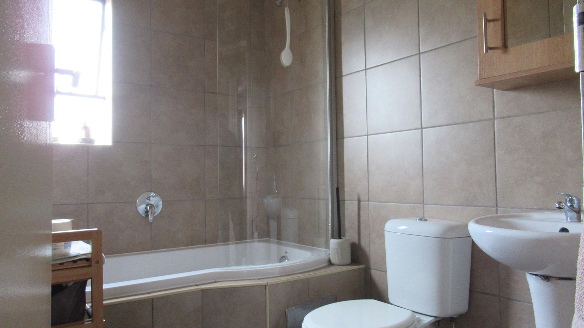 Bathroom 1 - 5 square meters of property in Alveda