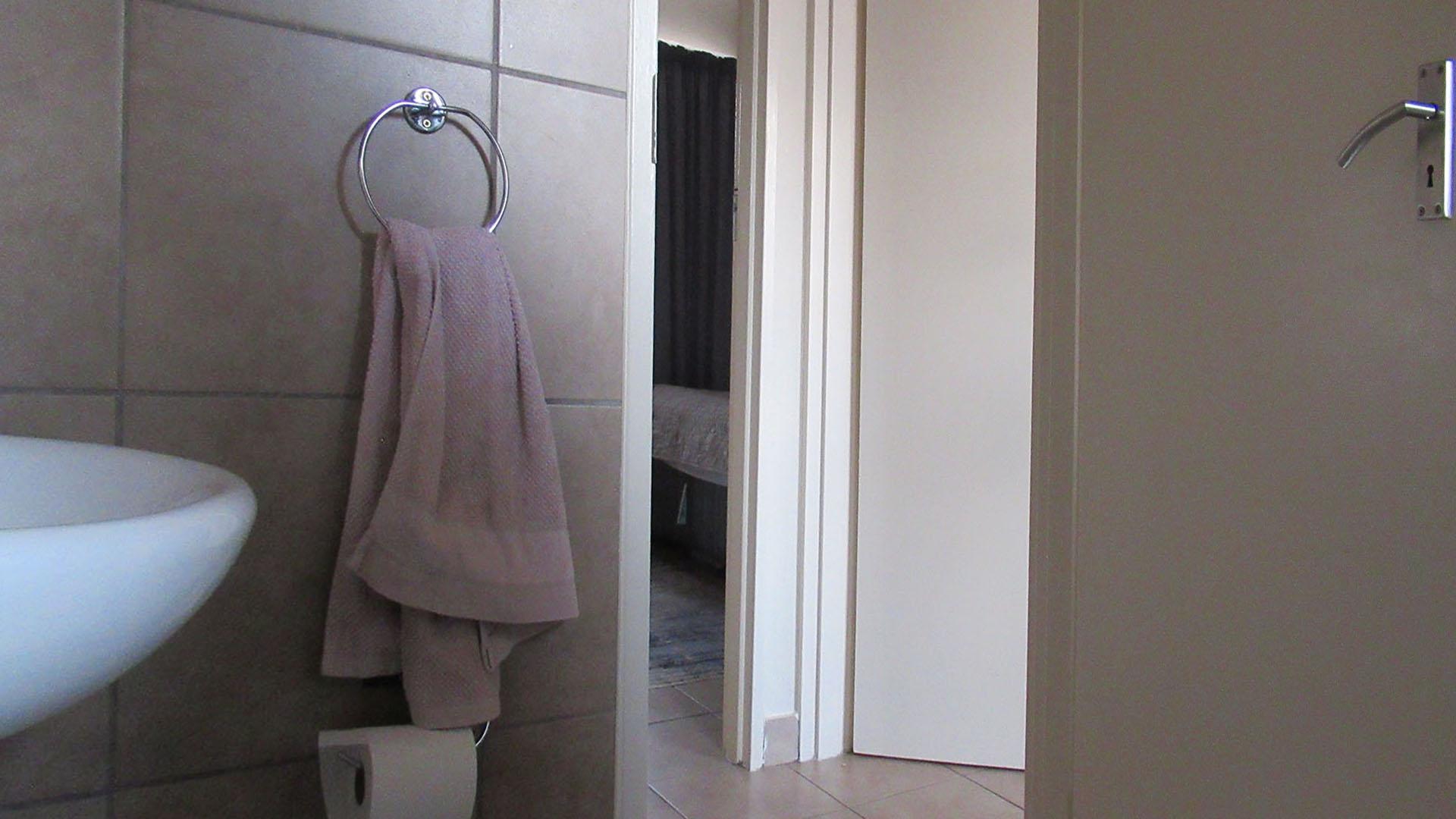 Bathroom 1 - 5 square meters of property in Alveda