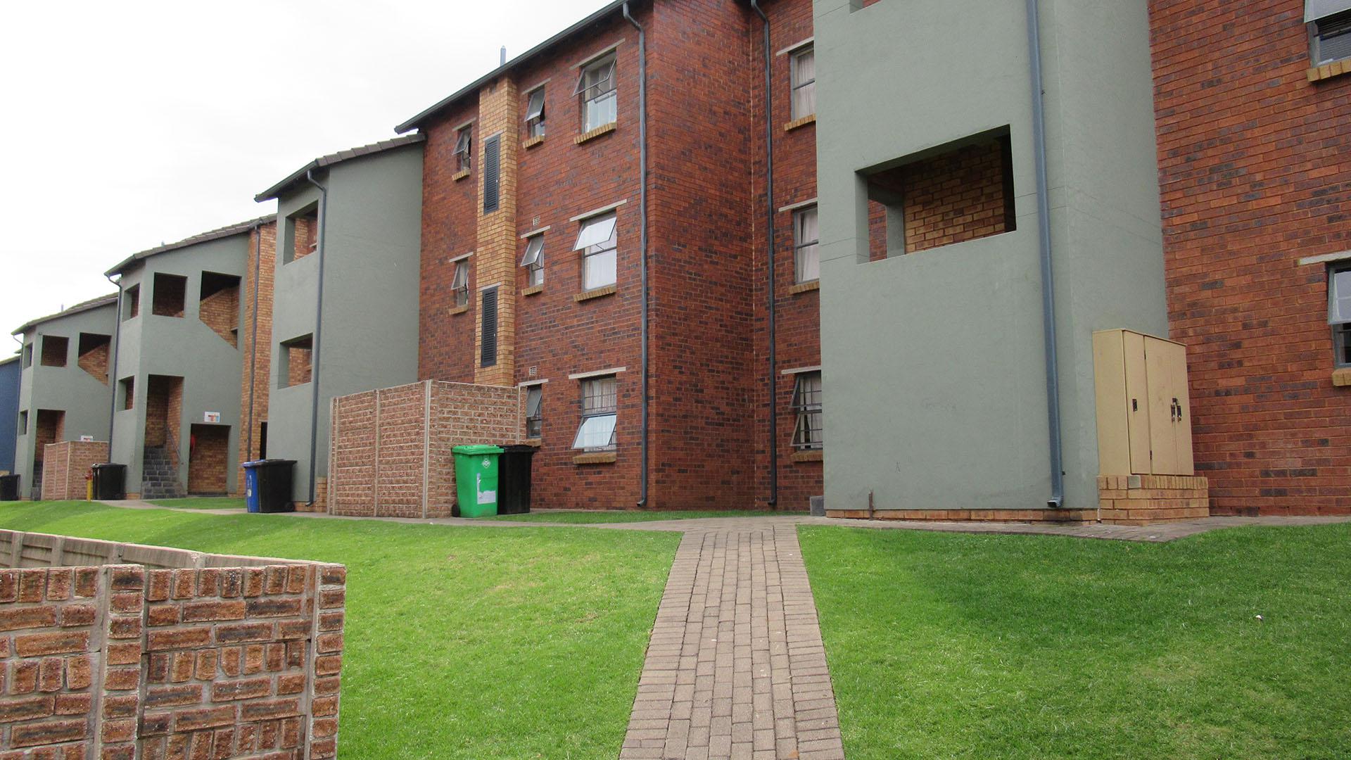 Front View of property in Alveda