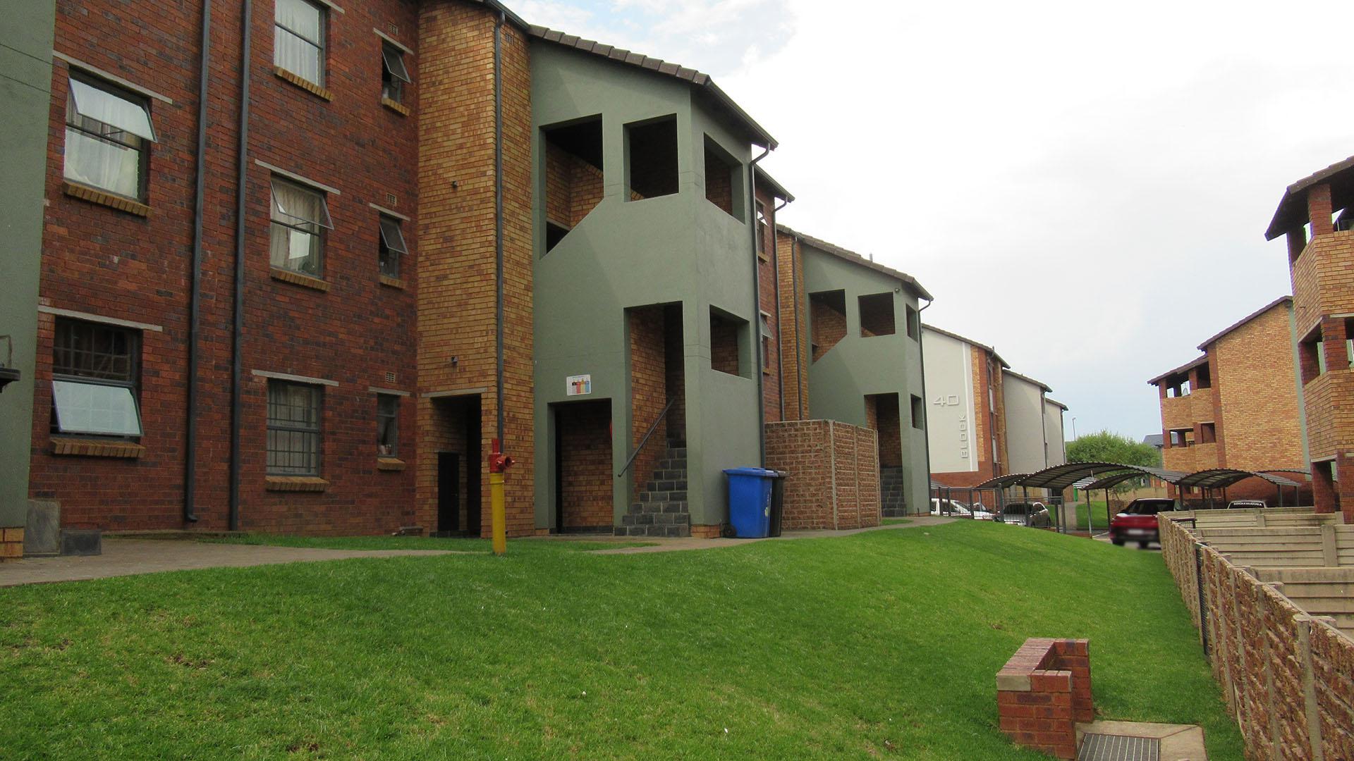 Front View of property in Alveda