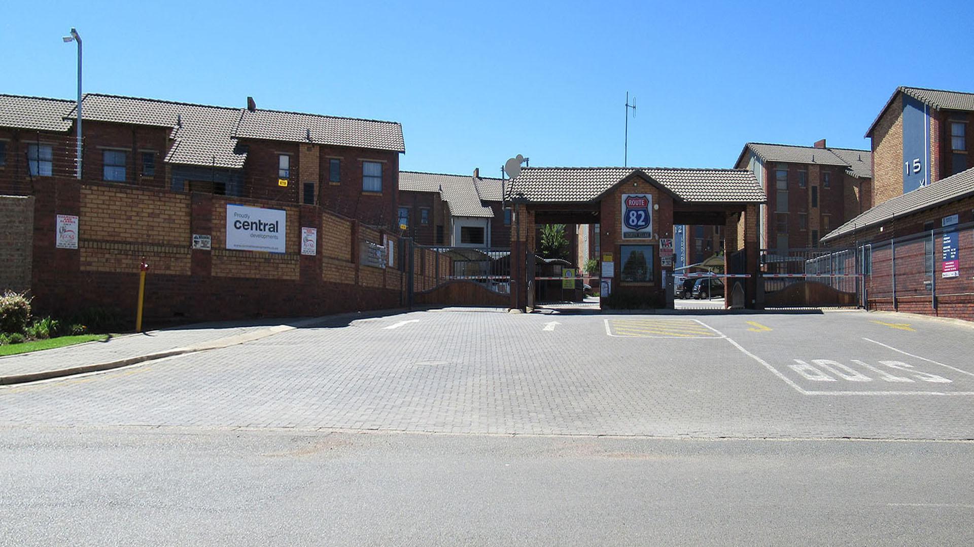 Front View of property in Alveda