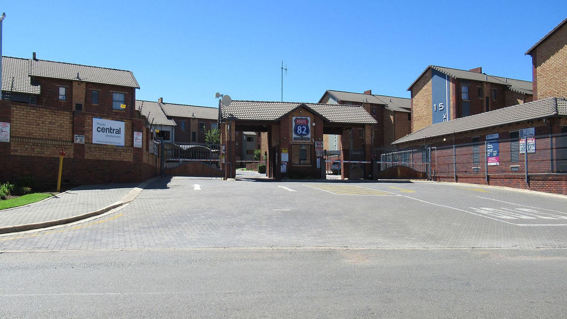 Front View of property in Alveda