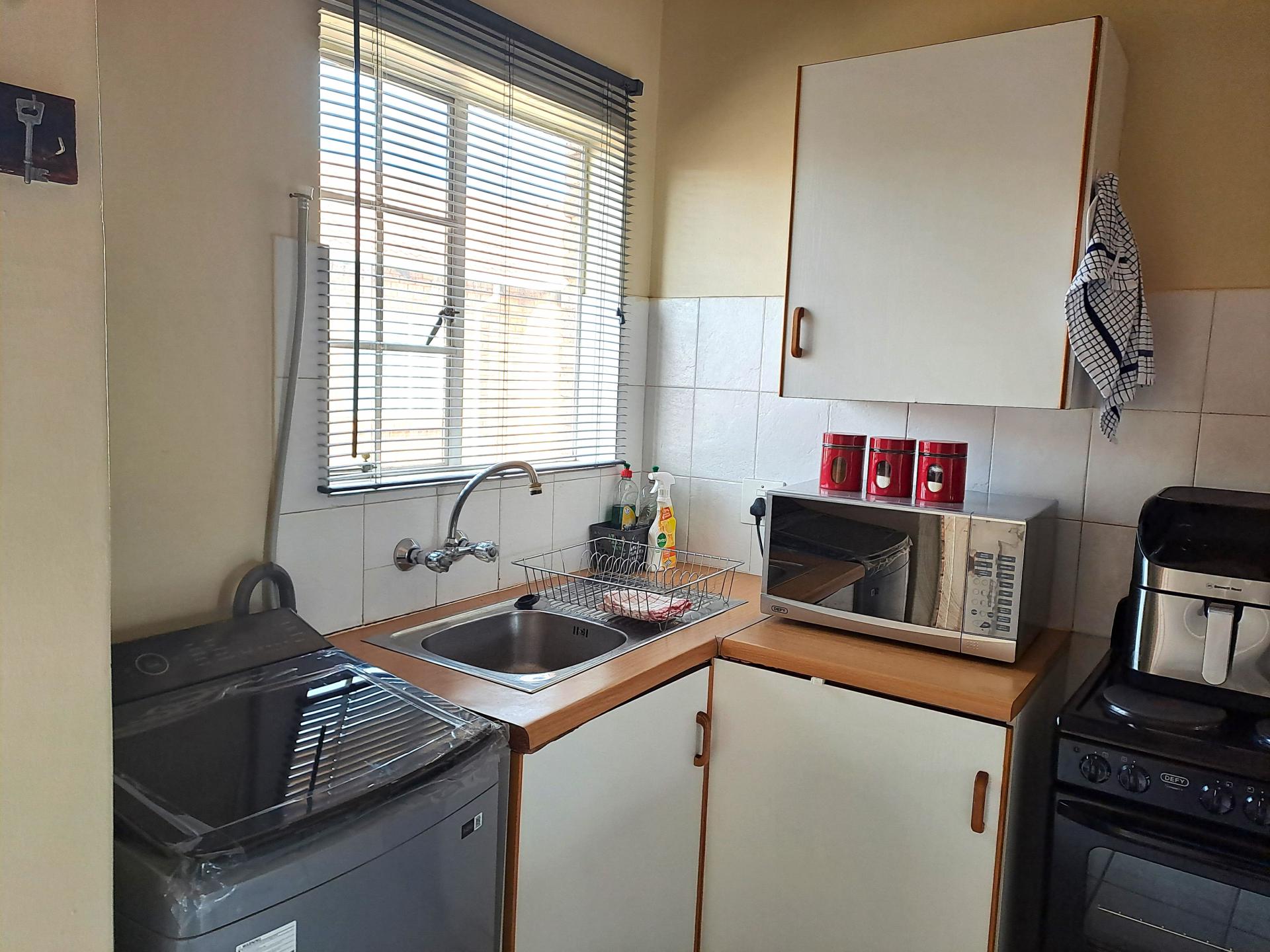  of property in Die Hoewes