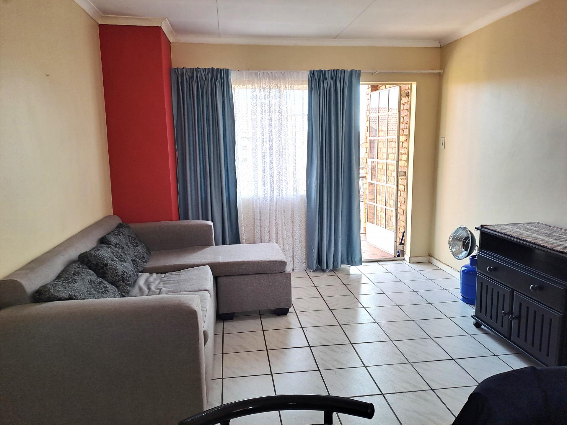  of property in Die Hoewes