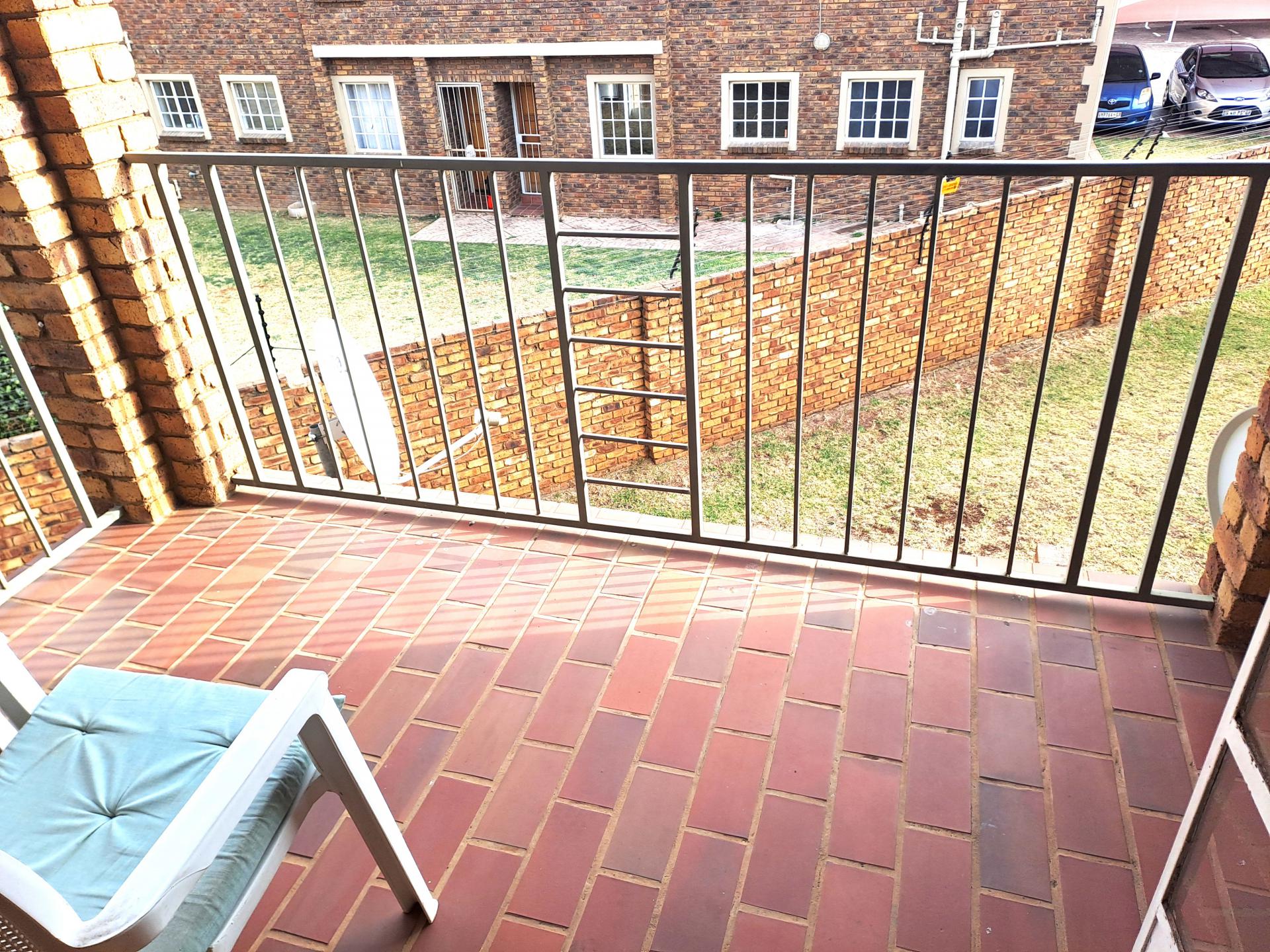  of property in Die Hoewes