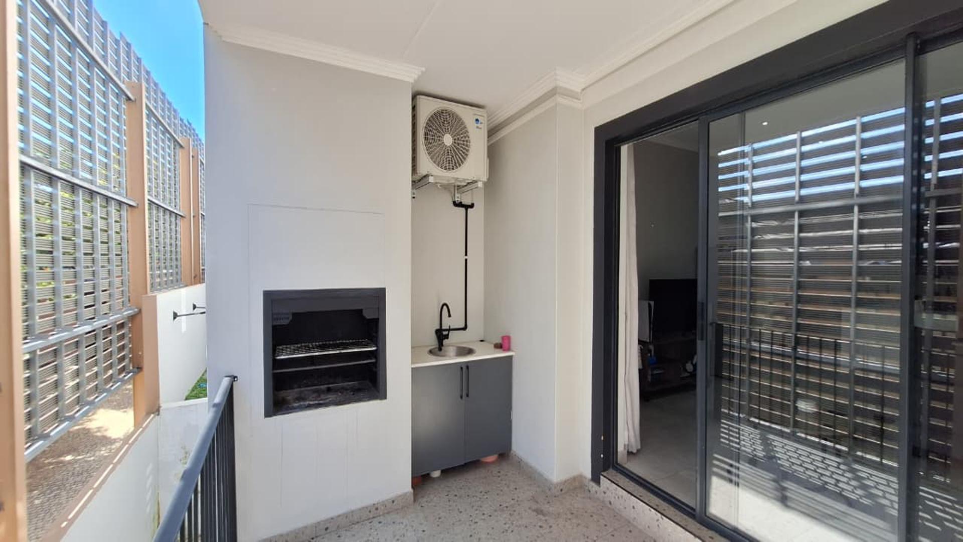 Balcony - 12 square meters of property in Bryanston