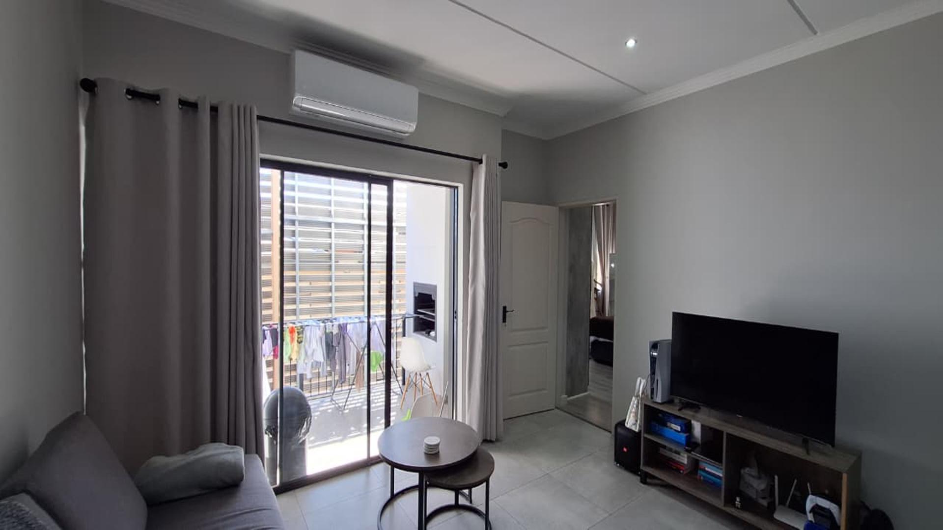 Lounges - 21 square meters of property in Bryanston