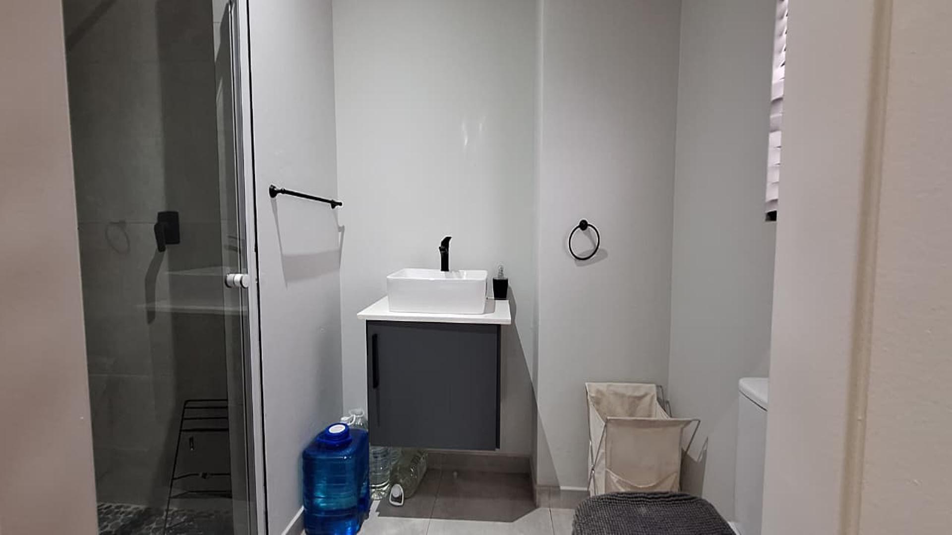 Bathroom 2 - 5 square meters of property in Bryanston